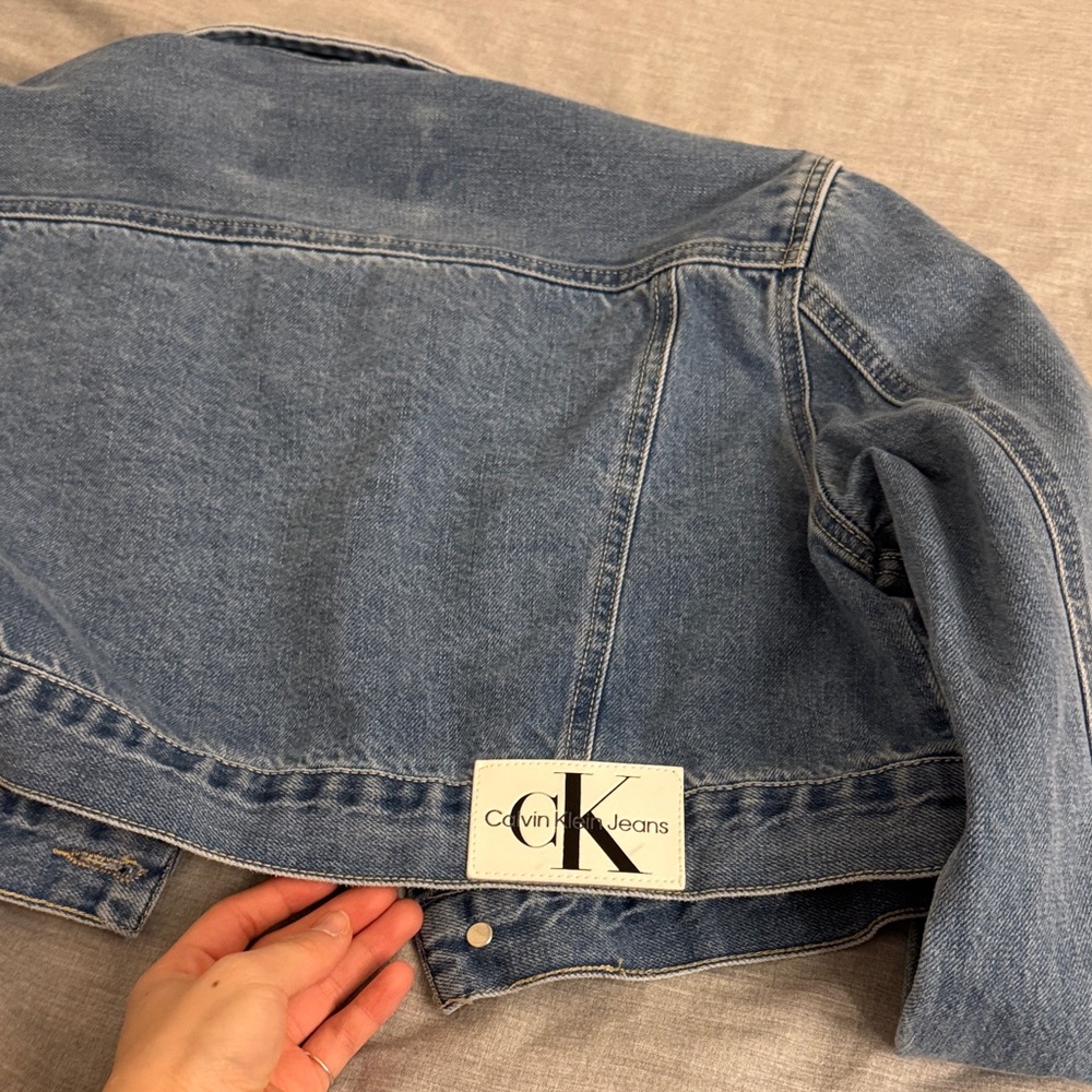 Calvin Klein cropped Denim Jacket - Picture 6 of 6